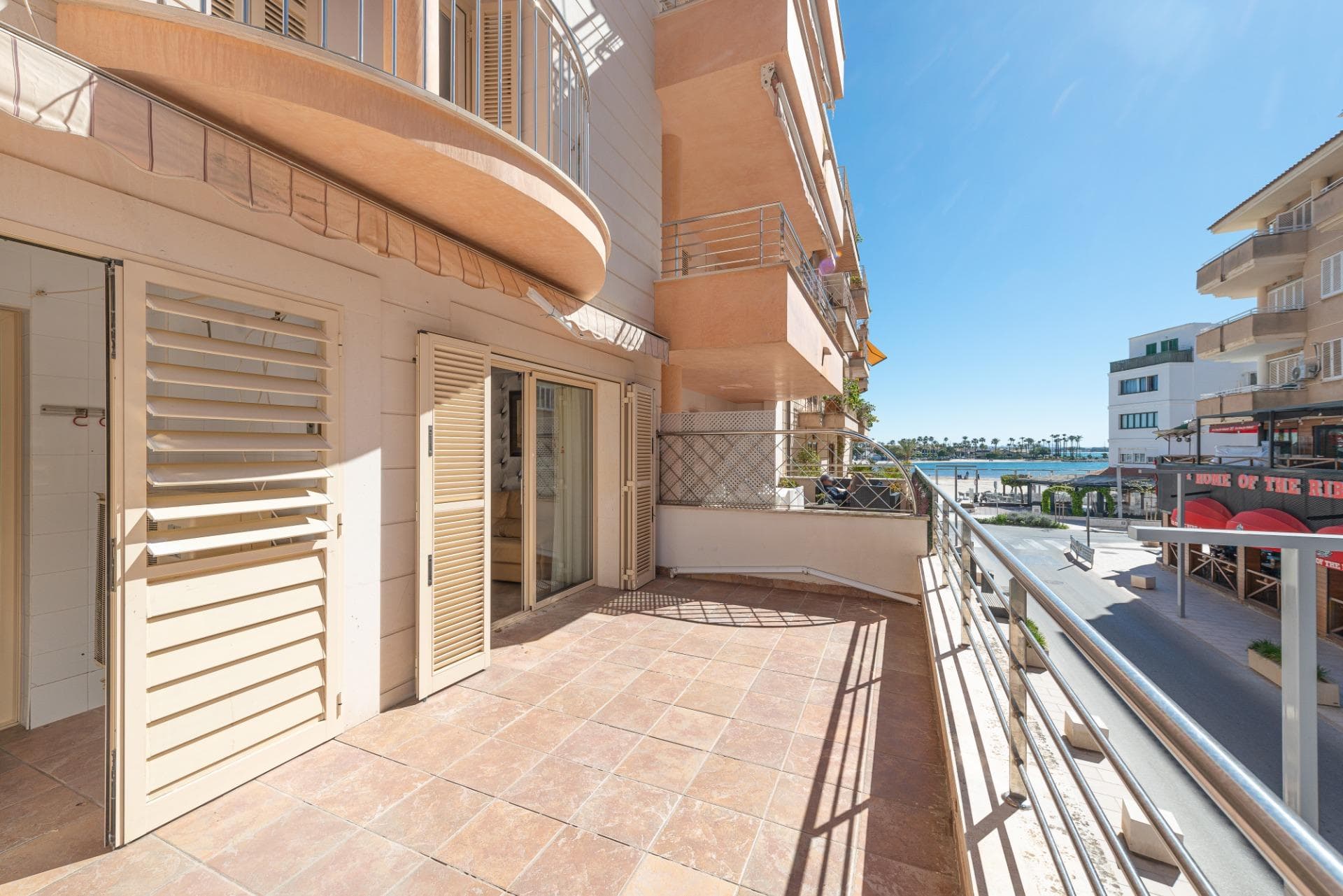Moderno Apartamento con gran terraza vista a la playa
