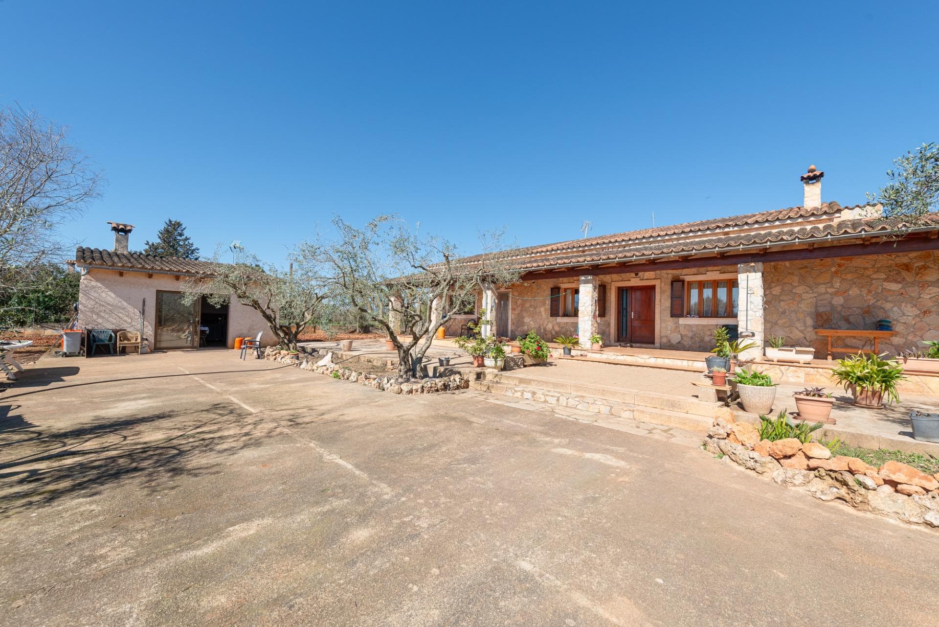 Exclusiva finca rústica con residencia unifamiliar y vistas a la Tramuntana en Inca – Privacidad, elegancia y auténtico estilo de vida mediterráneo