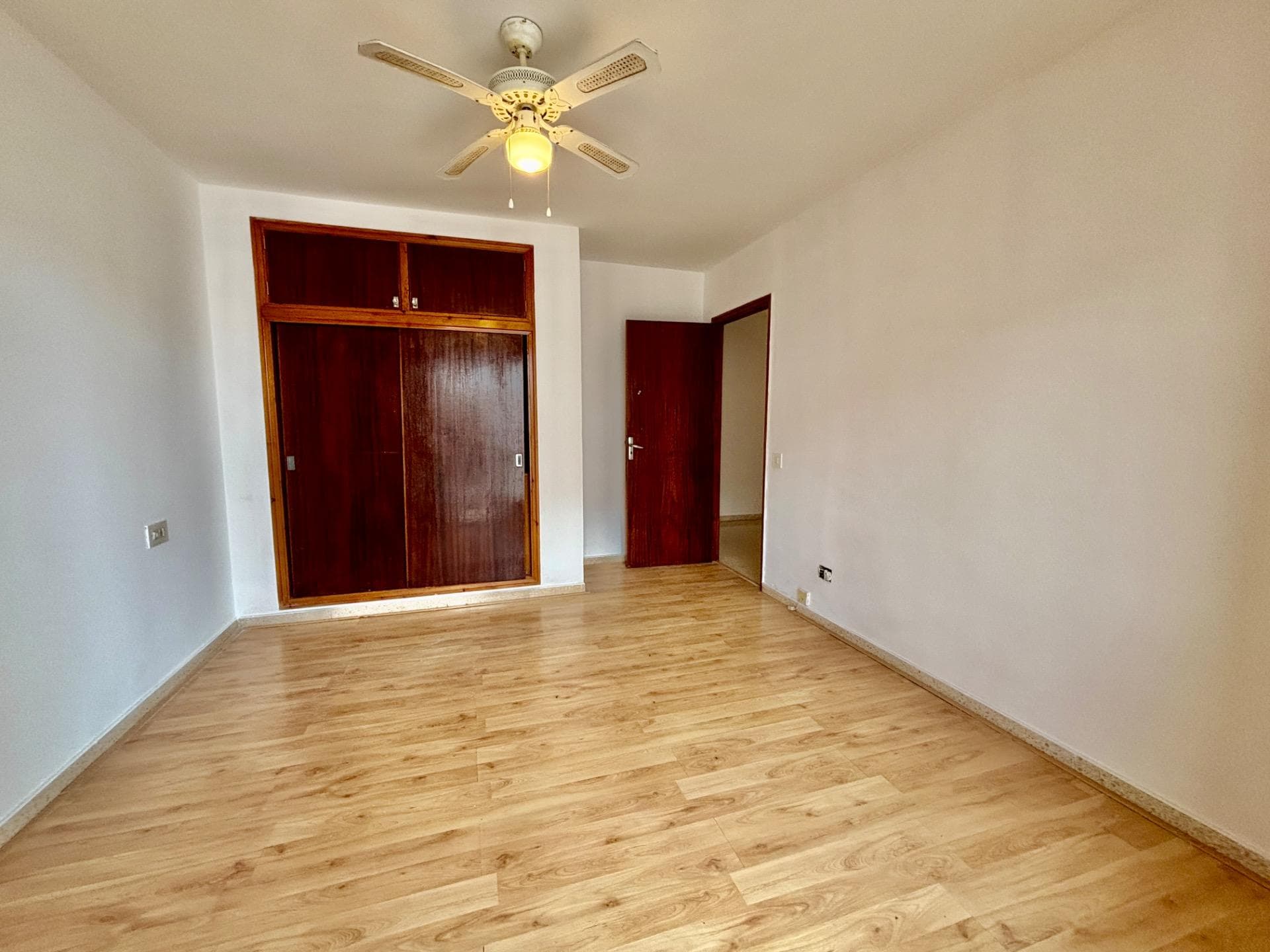 Bright, semi-renovated 4-bedroom apartment in the heart of Port d’Alcúdia